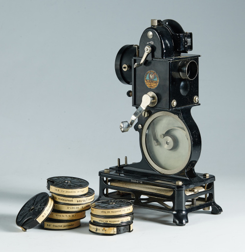 Pathé-Baby, h. 1922Proyector de cine de metal con sello. “