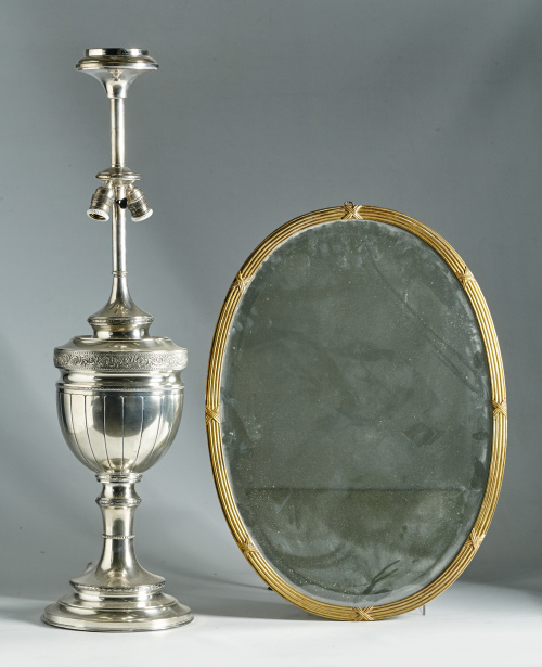 Lámpara de mesa de metal plateado de estilo Luis XVI.pp. d