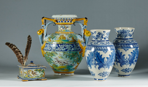 Tintero de cerámica esmaltada, siguiendo la serie policroma