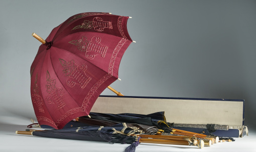 Lote de ocho paraguas con magos de madera tallada, uno de p