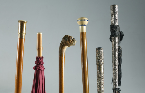 Lote de ocho paraguas con magos de madera tallada, uno de p