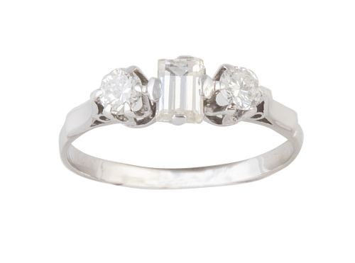 Sortija tresillo con diamante central talla esmeralda flaqu