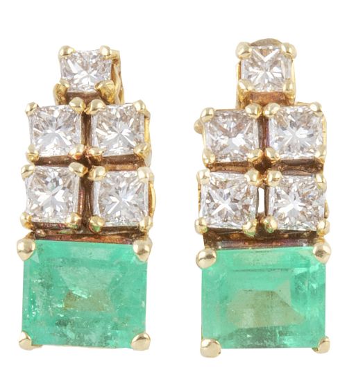 Pendientes de brillantes y esmeraldas escalonados en una ba