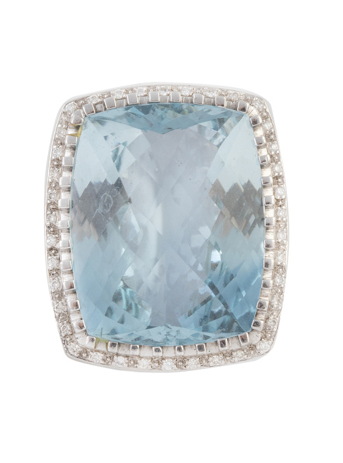 Sortija con gran topacio azul facetado con marco rectangula