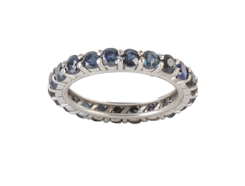 Alianza completa de zafiros engastados en garras