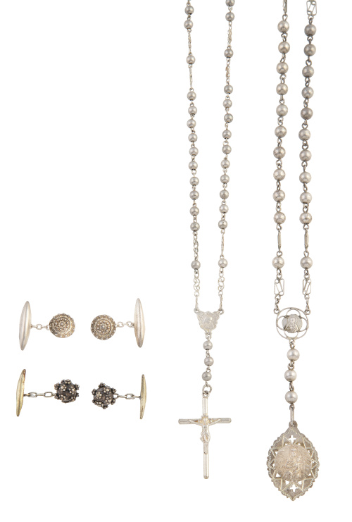 Conjunto de cinco rosarios y cinco pares de gemelos de plata