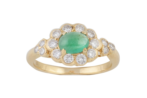 Sortija con cabuchón de esmeralda central orlado de brillan