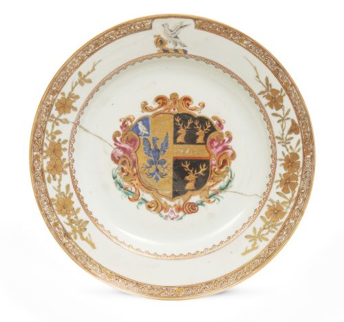 Plato blasonado de porcelana esmaltada y dorada.China par