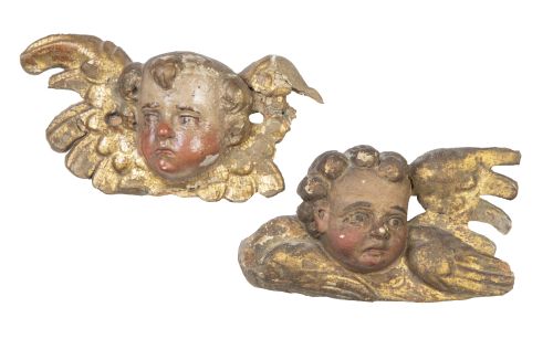 Dos querubines de madera tallada, policromada y dorada.Es