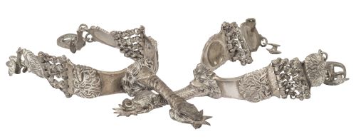 Pareja de espuelas de metal decoradas con cabezas de animal