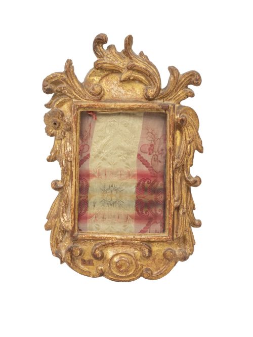 Marco de madera tallada y dorada con flor y rocalla.Españ