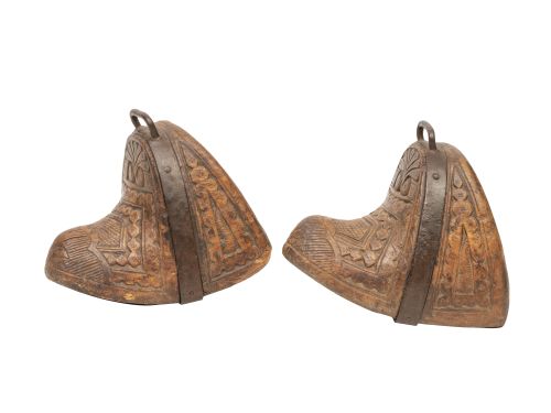 Pareja de zuecos de madera tallada y hierro.Perú, S. XVII