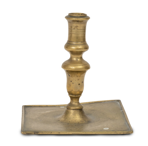 Candelero de bronce de base cuadrada y astil de copa.Trab
