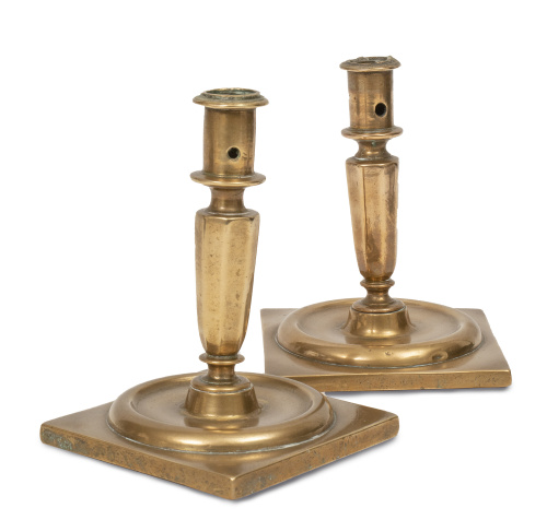 Pareja de candeleros en bronce de base cuadrada.Trabajo c