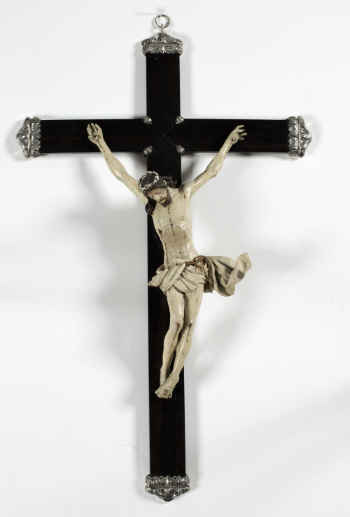 Cristo en madera tallada y policromada, cruz de ébano con c