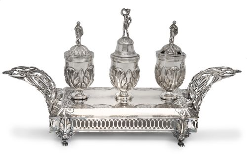 Escribanía fernandina de plata, grabada, cincelada, troquel
