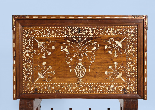 Importante papelera renacentista en madera de nogal, boj  y