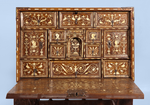 Importante papelera renacentista en madera de nogal, boj  y