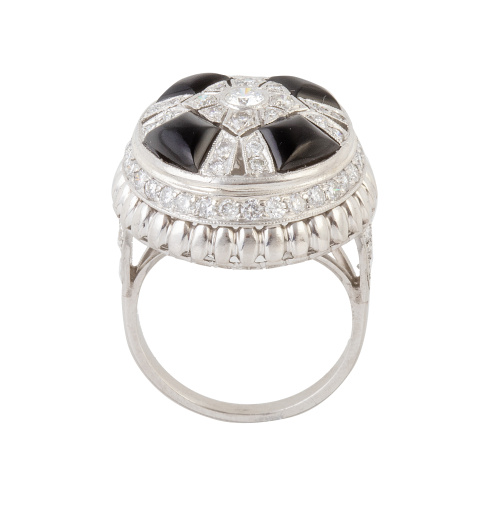 Sortija de brillantes y ónix en cúpula circular con diseño 
