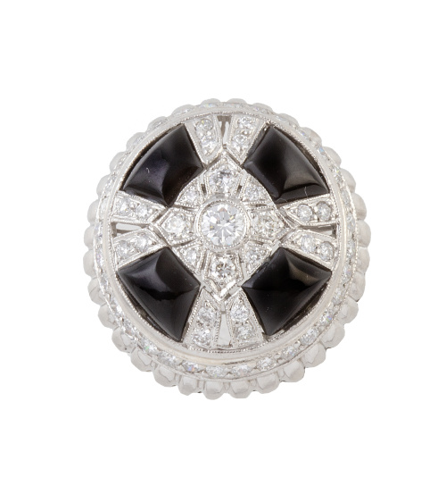 Sortija de brillantes y ónix en cúpula circular con diseño 