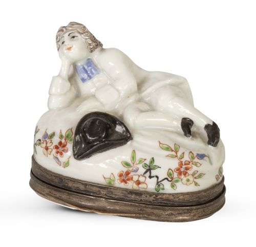 Bombonera de porcelana esmaltada, montada en plata, con un 