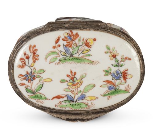 Bombonera de porcelana esmaltada, montada en plata, con un 