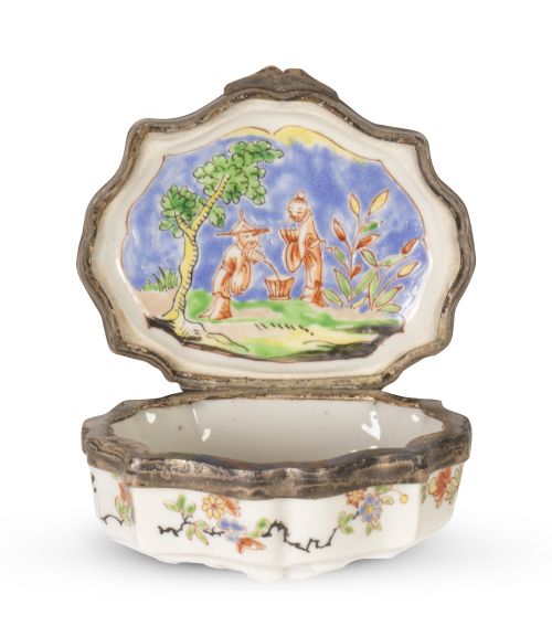 Tabaquera de porcelana esmaltada, con escenas chinescas, fl