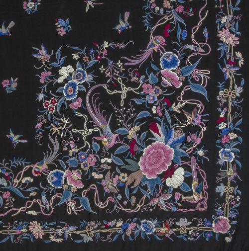 Mantón de Manila en seda negra bordada con hilos de color c