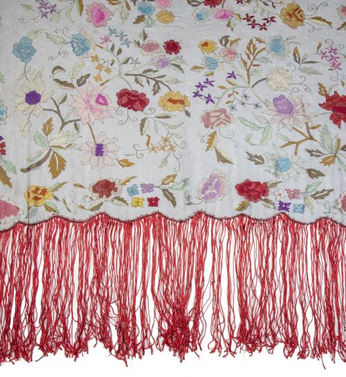 Mantón de tul bordado en hilo de color con flores y flecos 