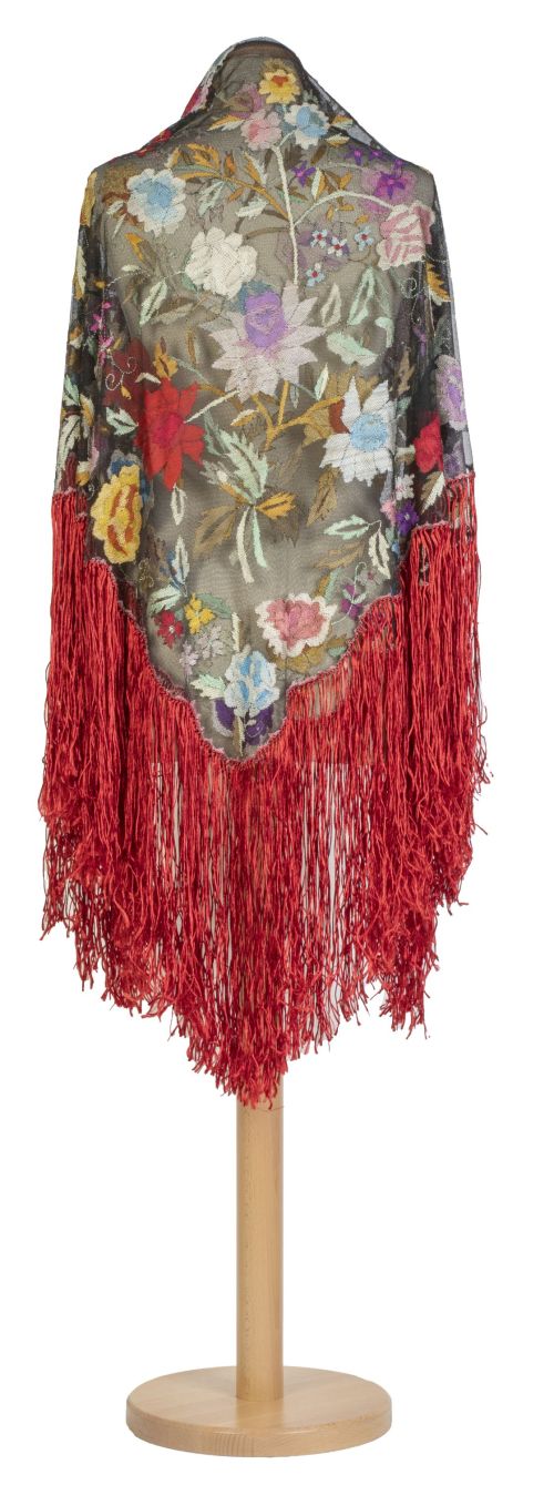 Mantón de tul bordado en hilo de color con flores y flecos 