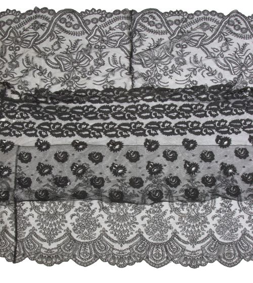 Lote de once fragmentos de encaje y tul negro.