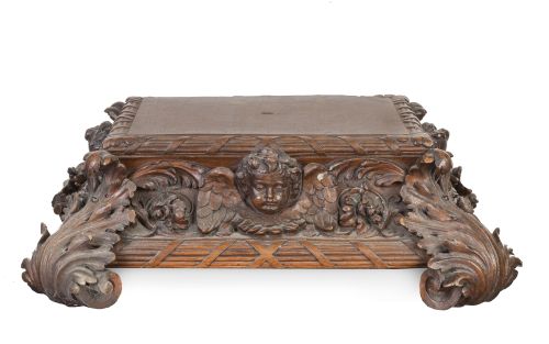 Peana de estilo barroco de madera tallada, con un querubín 