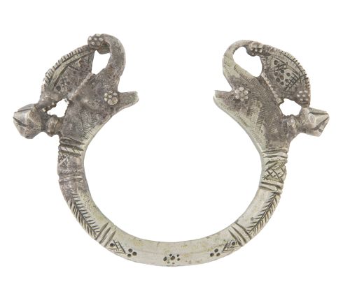 Brazalete rígido tibetano de pp. S XX con decoración grabad