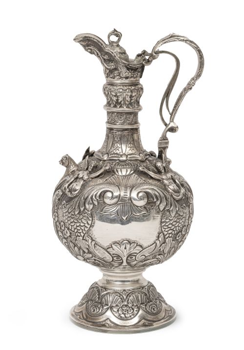 Jarro de plata con decoración repujada con figuras desnudas