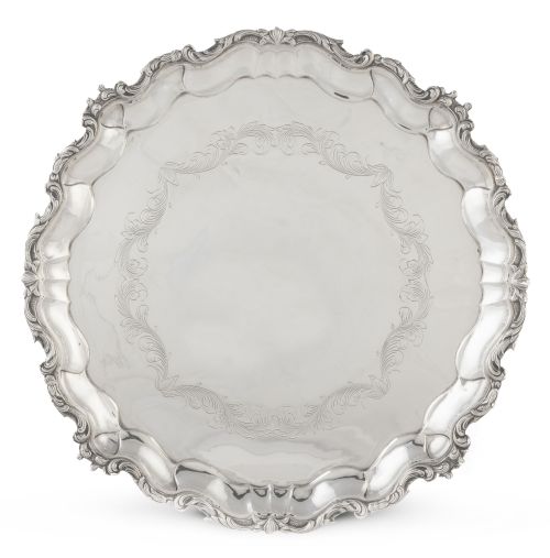 Salvilla de estilo inglés de plata con decoración grabada. 