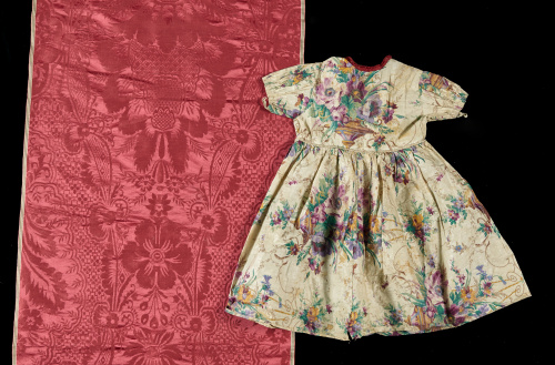 Fragmento de damasco en seda roja, S. XVIII.