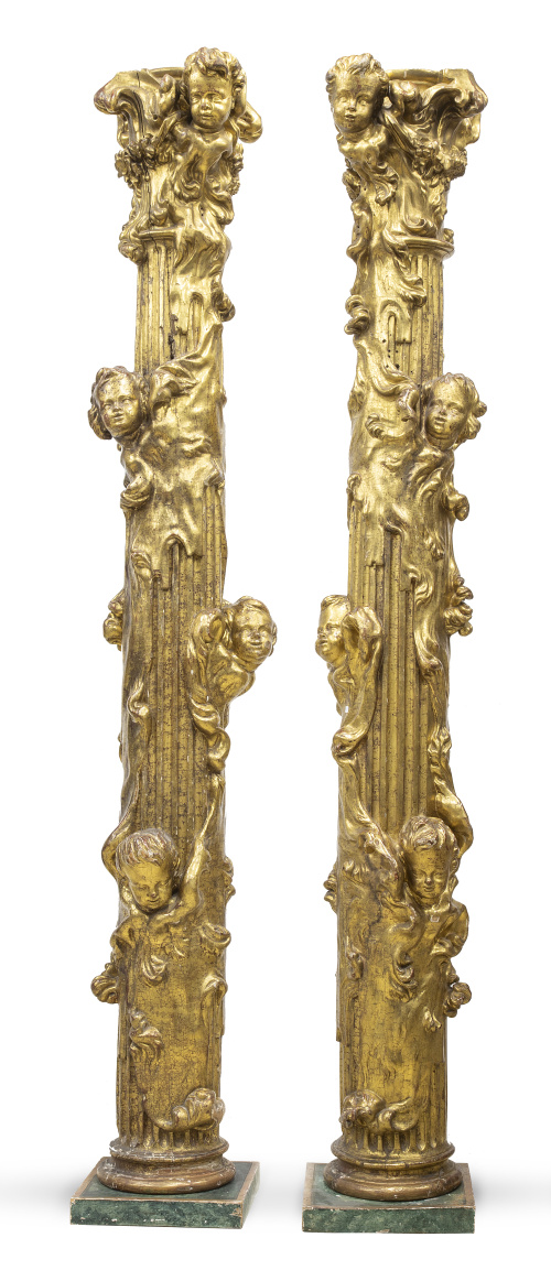 Pareja de columnas barrocas de madera tallada y dorada con 