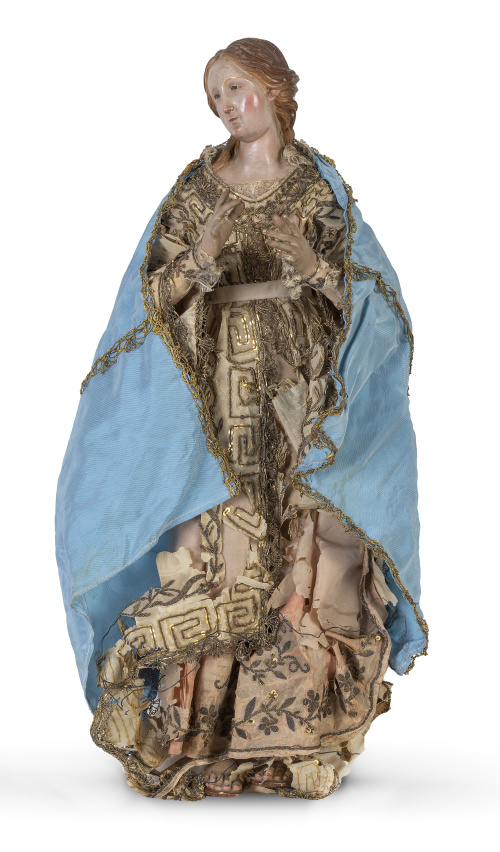 Virgen de barro cocido y policromado y estopa, con vestimen