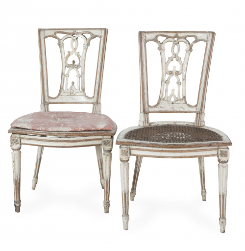 Pareja de sillas Carlos IV en madera lacado en blanco con a