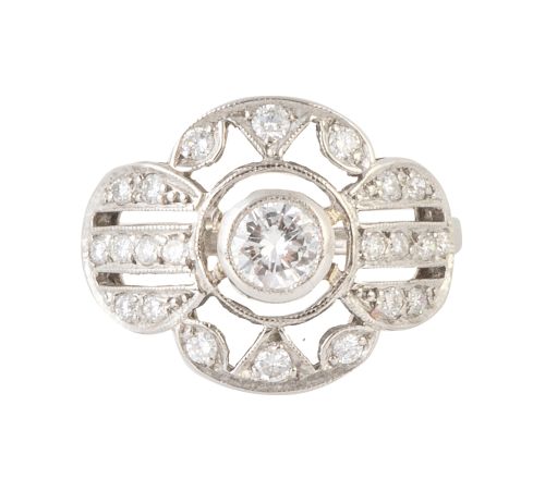 Sortija estilo Art-Decó de brillantes en banda calada de pe