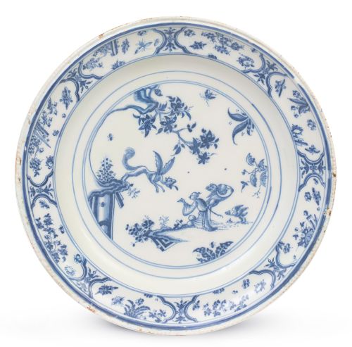 Plato de cerámica esmaltada azul cobalto con dragones y páj