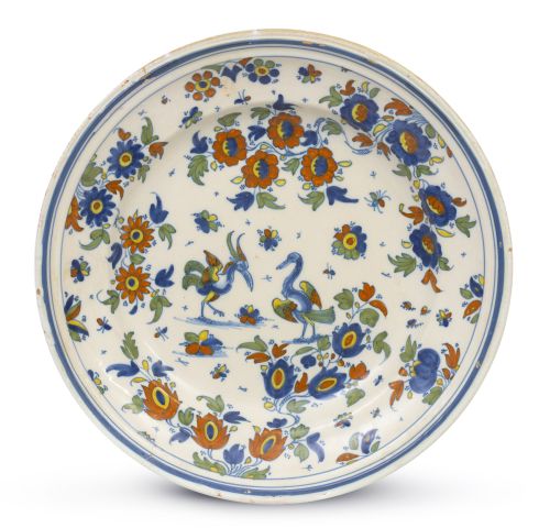 Plato de cerámica esmaltada decorada en azul, verde, ocre y