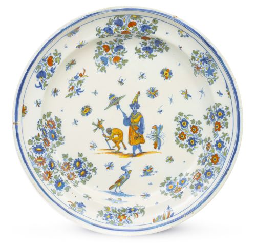 Fuente de cerámica esmaltada en azul, ocre, amarillo y verd