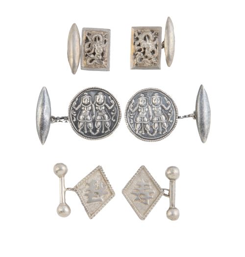 Lote de tres parejas gemelos de pp. S.XX en plata con repre