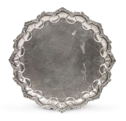 Salvilla de plata con contorno polilobulado decorado con fl