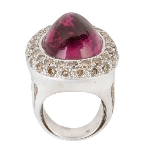 Sortija con gran cabuchon de turmalina y marco de brillante