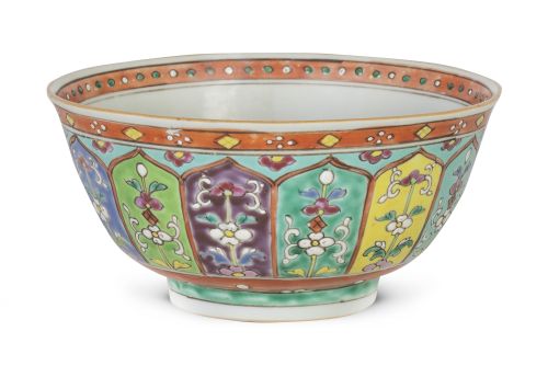Cuenco de porcelana esmaltada con decoración floral.China