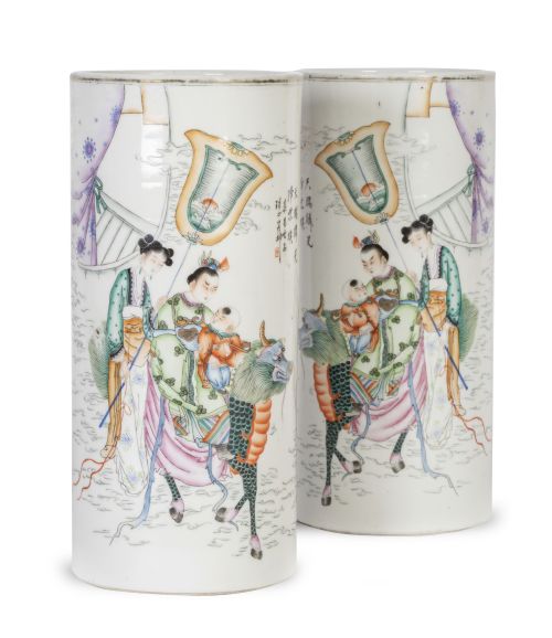 Pareja de jarrones de porcelana esmaltada con personajes y 