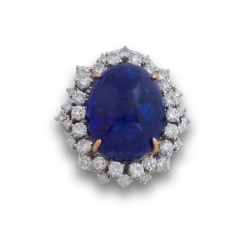 Sortija con gran cabuchón de tanzanita entre dos  orlas de 