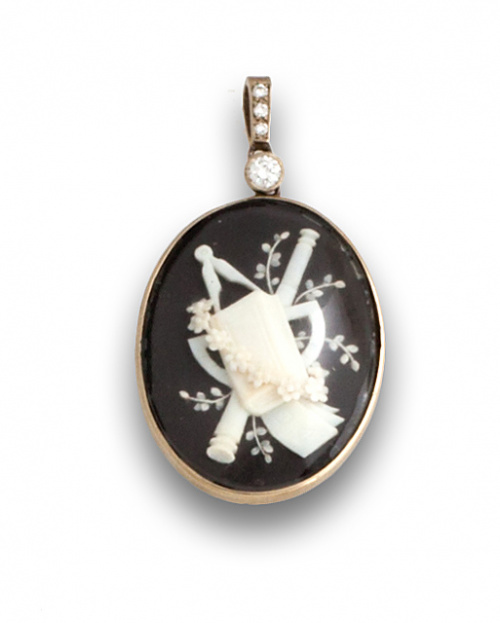 Colgante con marfil de escuela de Dieppe sobre ébano  y bri